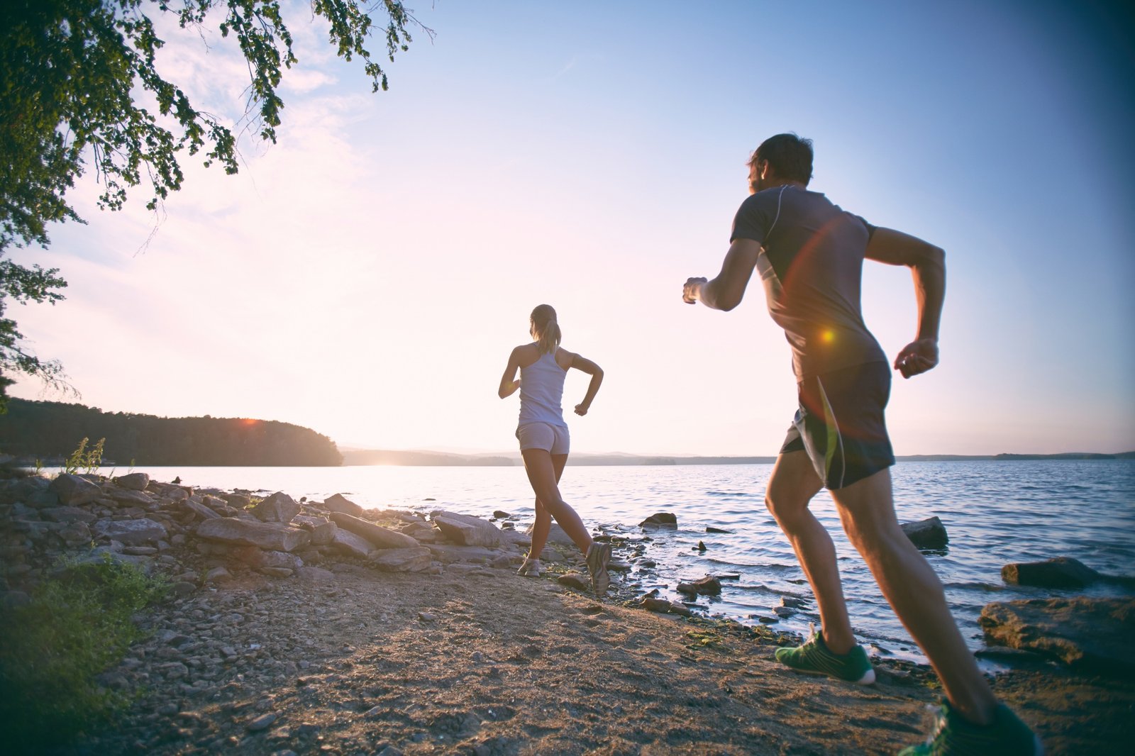 Athlètes de triathlon au bord d'un lac